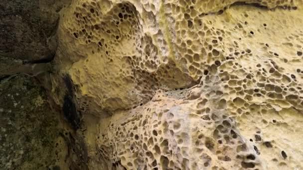 우크라이나 카르파티안 Sokilsky 능선은 암석으로 유명하지만 경험이 풍부한 스펠로지 전문가가 — 비디오