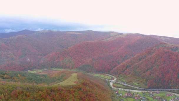 Drone Vuela Sobre Pueblo Montaña Casas Huertos Caminos Ucrania Los — Vídeos de Stock