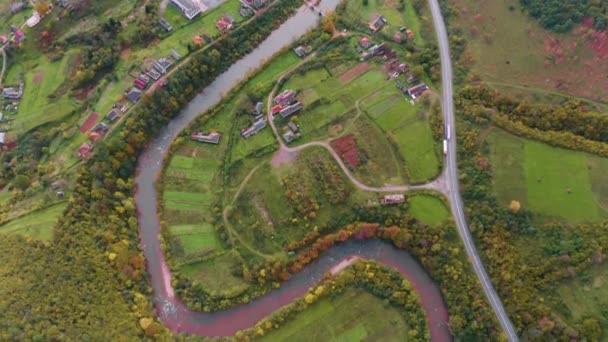 Drone Πετά Πάνω Από Ένα Ορεινό Χωριό Από Σπίτια Κήπους — Αρχείο Βίντεο