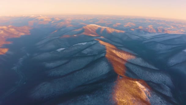 Drone Πετά Πάνω Από Τις Κορυφές Της Ορεινής Περιοχής Των — Αρχείο Βίντεο
