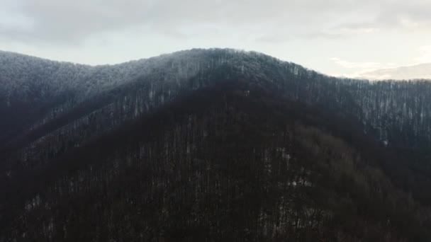 乌克兰外喀尔巴阡山脉的喀尔巴阡山脉日出时分 在一场严重霜冻之后 云层中的湿气被山顶上的霜冻所冷凝 山谷中的温度明显升高 — 图库视频影像