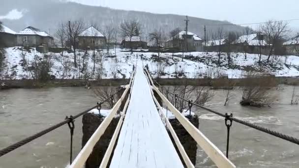 Ukrayna Dağlardaki Karpat Sisi Latoritsa Nehri Üzerindeki Yaya Halat Köprüsünü — Stok video