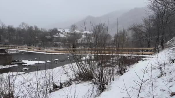 Cárpatos Inverno Aldeia Transcarpathian Ucrânia Uma Mulher Idosa Cruza Rio — Vídeo de Stock