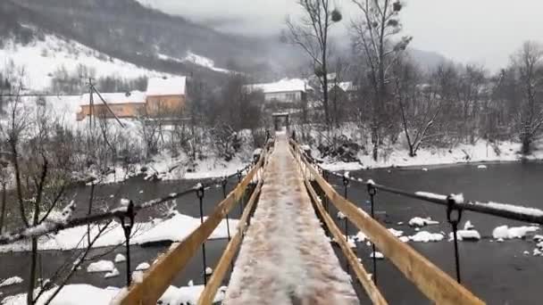 Ucrania Niebla Los Cárpatos Las Montañas Envuelto Puente Cuerda Peatonal — Vídeo de stock