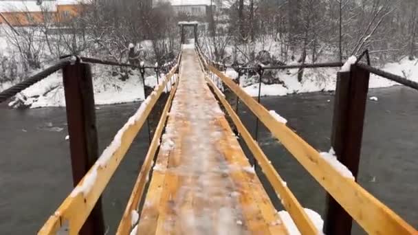 ウクライナ 山のカルパティア霧は Latoritsa川の上に歩行者ロープ橋を包みました トランスカルパシーアの暖かい冬は雨や雪を与える — ストック動画