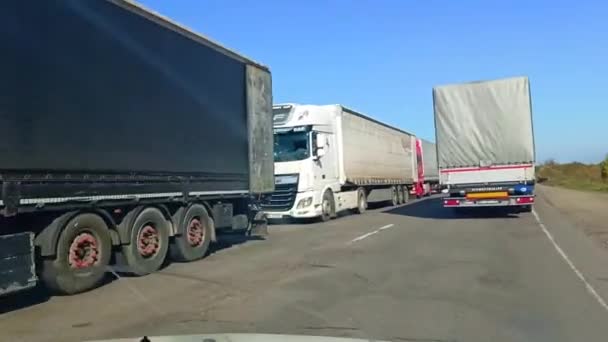 ウクライナ チョップ 2022年10月15日 ハンガリーとの国境のヘビーデューティ車とトラックの無限に長い列 通路をブロックしているトランスカルパシア — ストック動画