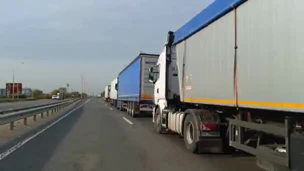 ウクライナ チョップ 2022年10月15日 ハンガリーとの国境のヘビーデューティ車とトラックの無限に長い列 通路をブロックしているトランスカルパシア — ストック動画