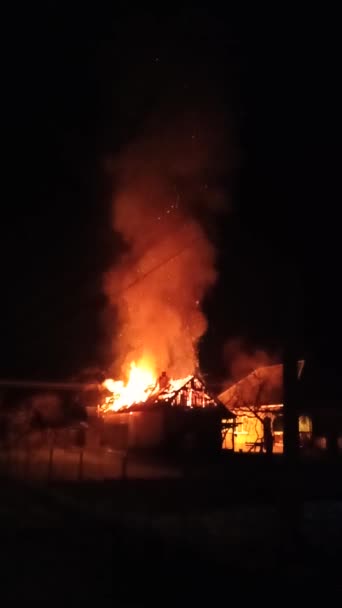 カルパチア人 ウクライナ 夜の突然の災害 不注意な暖房システム 火花が空に飛び込み 隣人を脅かすために農村の家が火災に遭いました — ストック動画