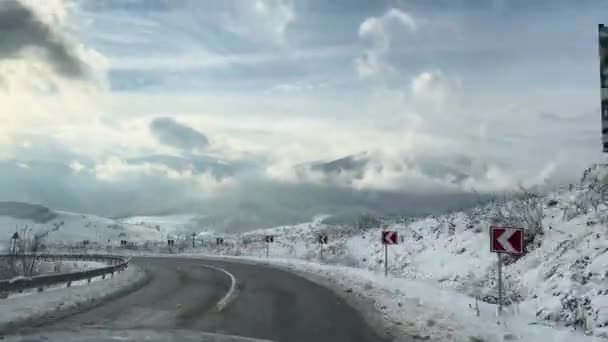 Ucrania Cárpatos Invierno Nevado Transcarpatia Velocidad Del Coche Las Curvas — Vídeo de stock