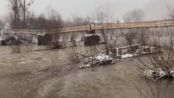 우크라이나 카르파티안 폭풍우 은행을 침식하고 홍수와 마을을 다리는 — 비디오