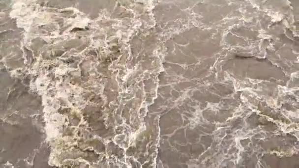 Turbulentes Wasser Verschmutzt Durch Lehm Und Erdpartikel Den Bergen Bei — Stockvideo
