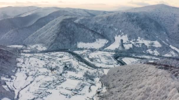 Vista Pájaro Duro Paisaje Alpino Monocromo Invierno Con Niebla Bosques — Vídeo de stock