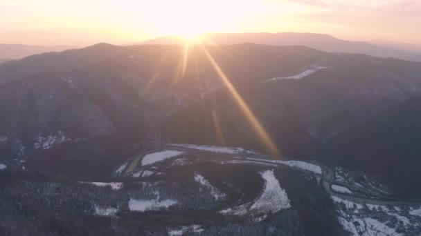 喀尔巴阡山脉日出时的严重霜冻 乌克兰外喀尔巴阡山脉一架无人驾驶飞机在山顶上空盘旋 笼罩在山谷中美丽的雾气中 — 图库视频影像