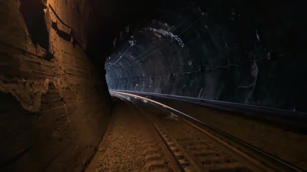 喀尔巴阡山脉 塔特拉山 阿尔卑斯山 铁路的旧隧道 在寒冷的黑暗中 由罕见的温暖灯笼照亮 供火车使用 — 图库视频影像
