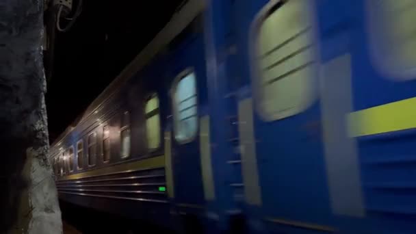 在喀尔巴阡山 塔特拉山 阿尔卑斯山中 火车在寒冷的黑暗中以极快的速度疾驰而过 在罕见的温暖灯笼的照耀下 铁轨和梦游者在寒冷的黑暗中呼啸而过 — 图库视频影像