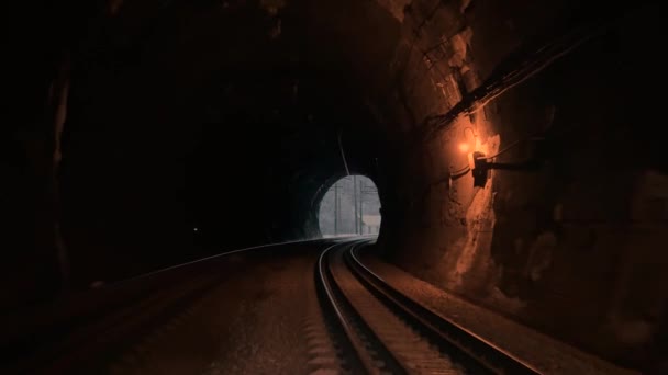 カルパチア人 タトラ人 アルプス人 寒い暗闇で眠る人々のための古い鉄道トンネル 珍しい暖かいランタンによって照らされる — ストック動画