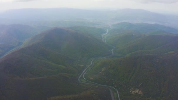 Nad Vrcholky Hornaté Karpatské Oblasti Přeletí Dron Podzimním Barevným Vzorem — Stock video