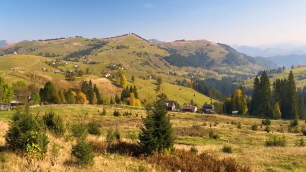 Regenachtig Weer Karpaten Oekraïne Het Dorp Verchovjna Hooibergen Herfstbossen Wegen — Stockvideo