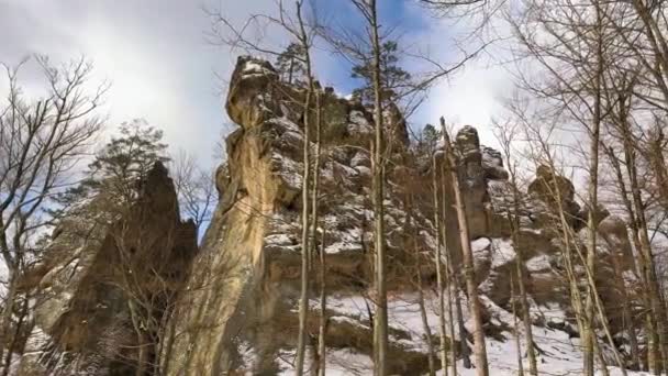 Довж Зимой Бубныще Карпаты Украина Европа Огромные Гиганты Песчаника Возвышаются — стоковое видео