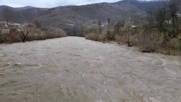 우크라이나 카르파티안 Transcarpathia 겨울에 심각한 질량은 계곡으로 흐르고 다리에서 — 비디오