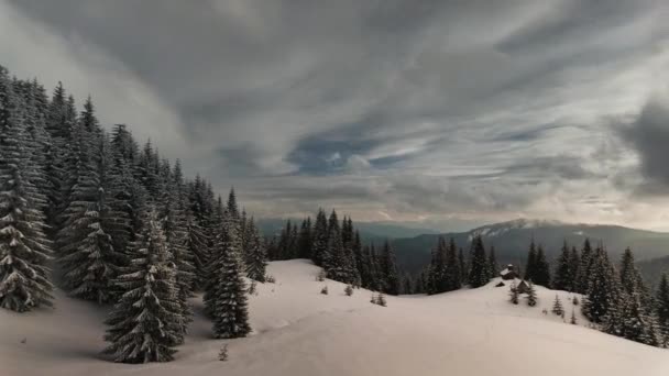 Karpaterna Vintern Ukraina Täckta Med Snö Ortodox Kyrka Synlig Från — Stockvideo