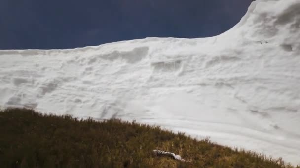 ウクライナのカルパチア人のアルプスの斜面から落ちた強力な雪崩は 観光客のために巨大な雪のブロックが致命的です 春が来ています — ストック動画