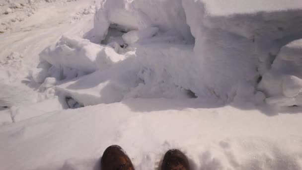 在乌克兰喀尔巴阡山脉的高山上 一场强大的雪崩从山坡上滑落下来 巨大的积雪对游客来说是致命的 春天要来了 — 图库视频影像