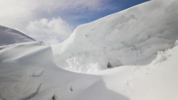 ウクライナのカルパチア人のアルプスの斜面から落ちた強力な雪崩は 観光客のために巨大な雪のブロックが致命的です 春が来ています — ストック動画