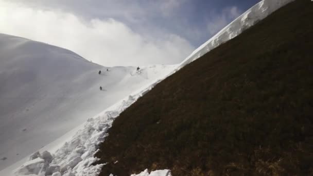 在乌克兰喀尔巴阡山脉的高山上 一场强大的雪崩从山坡上滑落下来 巨大的积雪对游客来说是致命的 春天要来了 — 图库视频影像