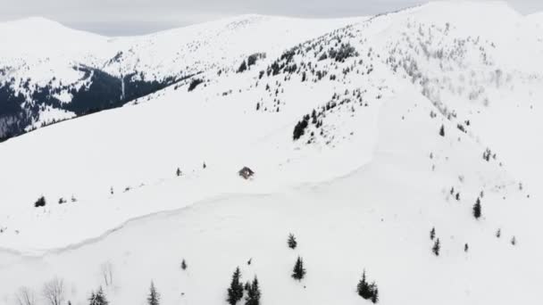 无人机翻过喀尔巴阡山 顶部是雪冠 雪崩从那里降临 山脊后面是一座有名的山地旅游胜地 — 图库视频影像