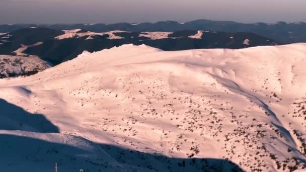 喀尔巴阡山脉黑山山脊上的日落和日出 一个五彩斑斓的风景如画的奇景 从伊凡波普到胡佛拉和彼得罗斯的金色和粉色山峰 — 图库视频影像