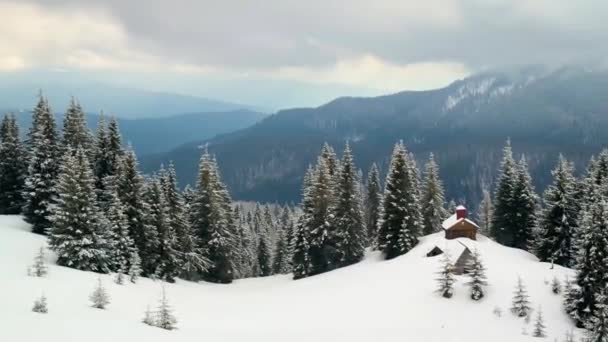 喀尔巴阡山 乌克兰 一座高山东正教教堂 独自矗立在荒芜的森林和牧场中 夏季牛羊群在这里祈祷 冬季是孤独和厚厚的雪 — 图库视频影像