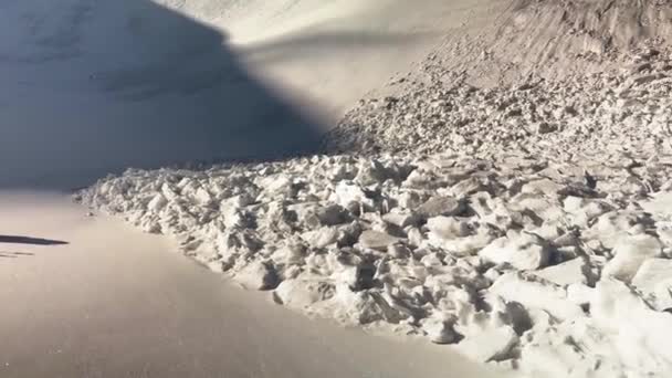 Longsoran Salju Yang Kuat Jatuh Dari Lereng Alpen Karpatia Ukraina — Stok Video