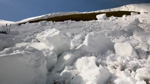 Kraftfull Lavin Föll Från Alpin Sluttning Ukrainska Karpaterna Enorma Snöblock — Stockvideo