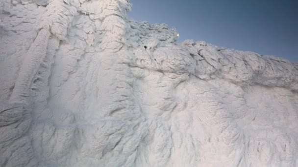 カルパティア人 ウクライナ 山の高い古代ポーランドの天文台 冬に氷と雪で覆われたブラックマウンテン 山岳救助隊のグループが内部に住んでいます — ストック動画