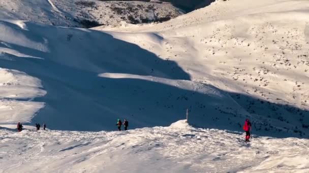 喀尔巴阡山 乌克兰 皮伊凡山的高空古代天文台 冰雪繁茂 游客们欣赏着高山的野性美景 — 图库视频影像