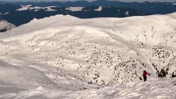 喀尔巴阡山 乌克兰 皮伊凡山的高空古代天文台 冰雪繁茂 游客们欣赏着高山的野性美景 — 图库视频影像