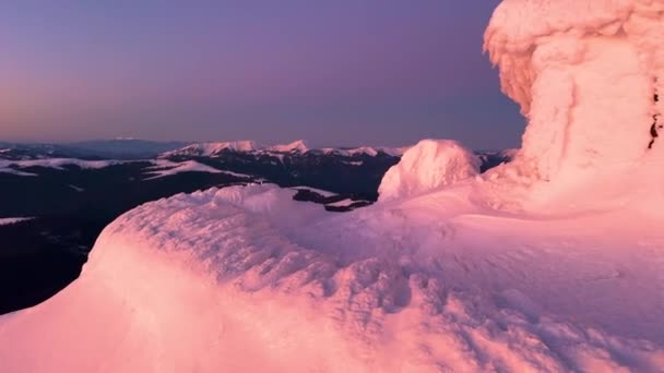 喀尔巴阡山 乌克兰 皮伊凡山上的高空古代观测台 长满冰雪的黑山 大自然在寒冷中上演着精彩的节目 — 图库视频影像