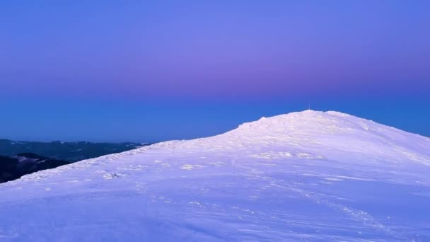 一场暴风雪和霜冻把高山喀尔巴阡山变成了令人难以置信的奇幻场景 黑山上的落日对游客来说是五彩缤纷的 — 图库视频影像