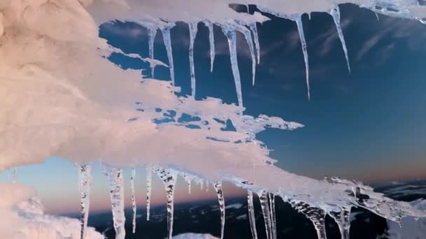 喀尔巴阡山脉黑山山脊上的日落和日出 是一个五彩斑斓 风景如画的奇景 冰上的金色和粉色光芒 被风吹拂着 — 图库视频影像