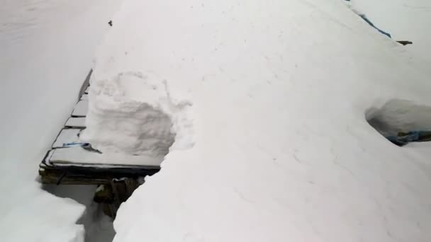 카르파티안 우크라이나에서 알프스 목초지에 떨어졌다 차량은 헛간의 지붕에 운전하고있다 — 비디오