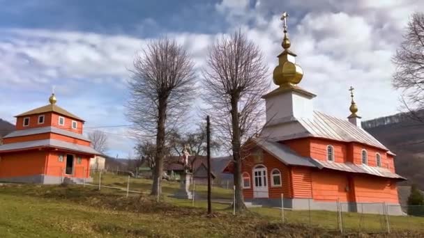 乌克兰 喀尔巴阡山村 有着美丽的复古基督教教堂 色彩斑斓的橙色 Mukachevo区Yalove村 — 图库视频影像