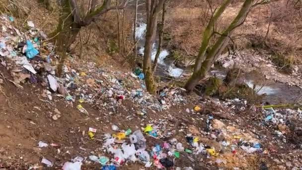 사람들이 가져와 쓰레기를 폴리에틸렌과 강으로 문명의 폐기물을 플라스틱으로 은행을 — 비디오