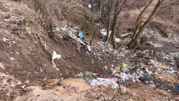 Περιβαλλοντική Καταστροφή Άνθρωποι Φέρνουν Και Απορρίπτουν Σκουπίδια Ένα Ορεινό Ποτάμι — Αρχείο Βίντεο