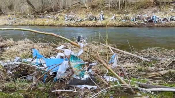 문화가없는 사람들은 쓰레기를 던지고 폴리에틸렌과 분해성 문명을 강으로 낭비하고 플라스틱으로 — 비디오