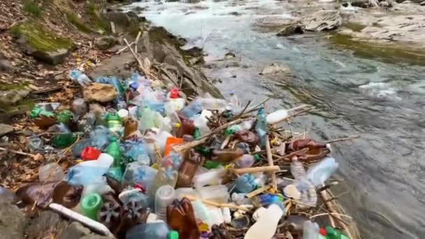 Nekulturní Lidé Házejí Odpadky Řeky Rychlá Voda Přenáší Polyethylen Další — Stock video
