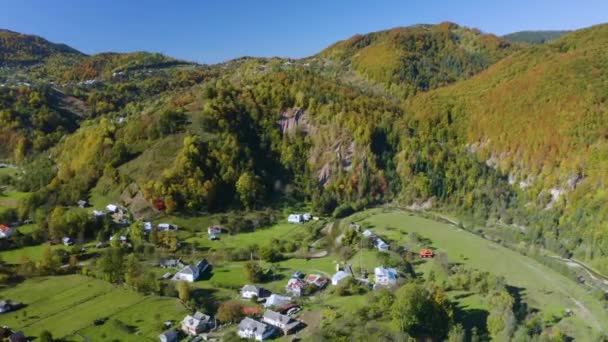 秋のウクライナのカルパチア人に対するバードの視点 フツル山脈の家は 山の斜面 ビーチのカラフルな森 そして複雑な木に沿って美しく散らばっています — ストック動画