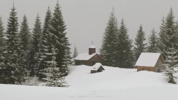 Karpaty Zimą Wysoko Górach Ukrainie Pada Śnieg Samotna Cerkiew Pasterzy — Wideo stockowe