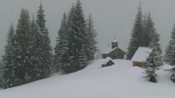 Silna Śnieżyca Zimie Karpaty Ukraina Cerkiew Prawosławna Szczycie Góry Lasy — Wideo stockowe
