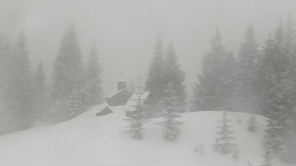 Forte Nevasca Neve Inverno Cárpatos Ucrânia Igreja Ortodoxa Topo Montanha — Vídeo de Stock